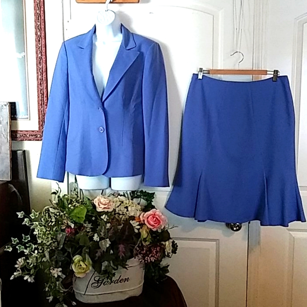 ANNE KLEIN suit. (143)